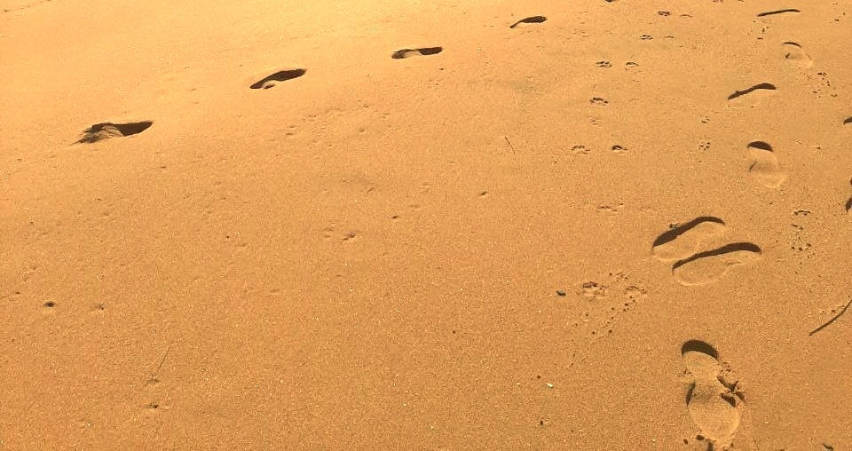Fußspuren im Sand als Bild für deinen eigenen Weg